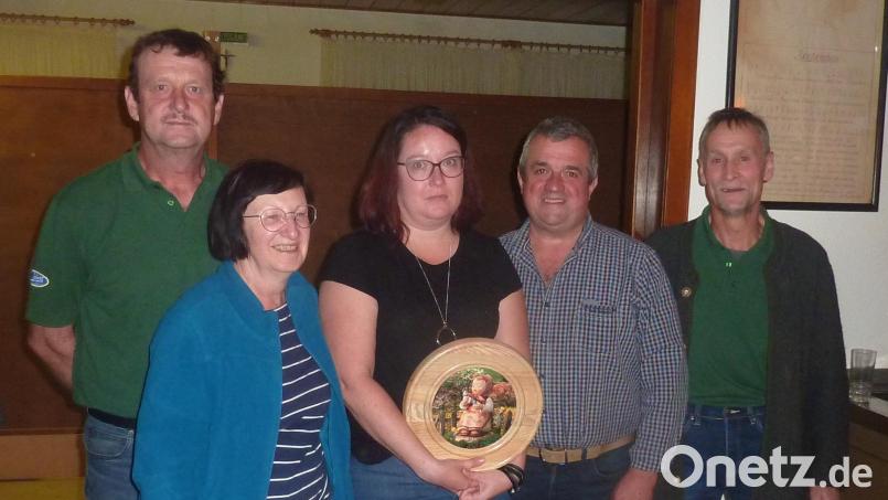 Corinna Ebnet (Mitte) gewann die Kirchweihscheibe. Unser Bild zeigt sie mit den Erstplatzierten Günter Wiezorreck (Zweiter von rechts), Helmut Werner (links) und Gitte Wilbanks (Zweite von links). Rechts im Bild zweiter Schützenmeister Michael Knott. Bild: Schützenverein Reichenstein/exb