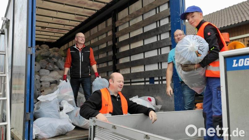 Helfer der Neunburger Kolpingsfamilie packten beim Entladen eines Sammelfahrzeugs an. Bild: Gaby Reiml/exb