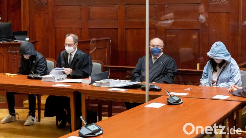 Die Gesichter der beiden Angeklagten im Mordprozess von Mistelbach sind zunächst nicht zu erkennen. Bild: Daniel Karmann