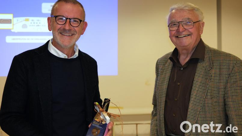 KAB-Seniorensprecher Fridolin Gans (rechts) bedankte sich beim Referenten Thomas Vogl (links) mit einer Flasche Wein aus dem Fronberger "Eine-Welt-Laden". Bild: Hirsch/exb