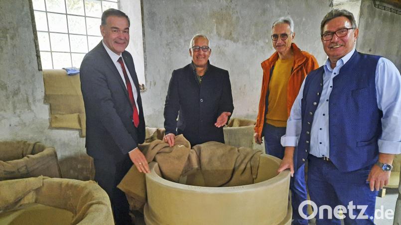 Die Produktion von Glashäfen – allerdings per Hand- und Fußarbeit – ist wieder angelaufen bei der Firma Fastner Phönix GmbH &amp; Co. KG in Arzberg. Den Hafen Nummer eins nach dem verheerenden Brand in der Nacht zum 27. Februar 2021 begutachteten jetzt bei einem Firmenbesuch (von links) Landrat Peter Berek, der Arzberger Bürgermeister Stefan Göcking, technischer Leiter Gerhard Jena und der neue Besitzer Rainer Schmitt. Bild: Christl Schemm/fph