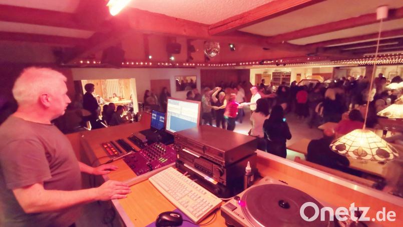 Nach 33 Jahren stellt sich DJ Helmut Singer am Kuchsaal erneut ans Mischpult. Bild: gz
