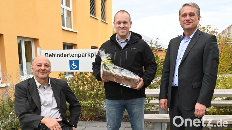 Barrierefreier Zugang zum Rathaus ist in Poppenricht ein wichtiges Thema, dafür dient auch der neue große Behindertenparkplatz. Hier stellen Bürgermeister Hermann Böhm (rechts) und Georg Dietrich (links), der Vorsitzende des Inklusionsbündnisses Amberg-Sulzbach, den neuen Poppenrichter Inklusionsbeauftragten Tommy Dörner vor. Bild: gf