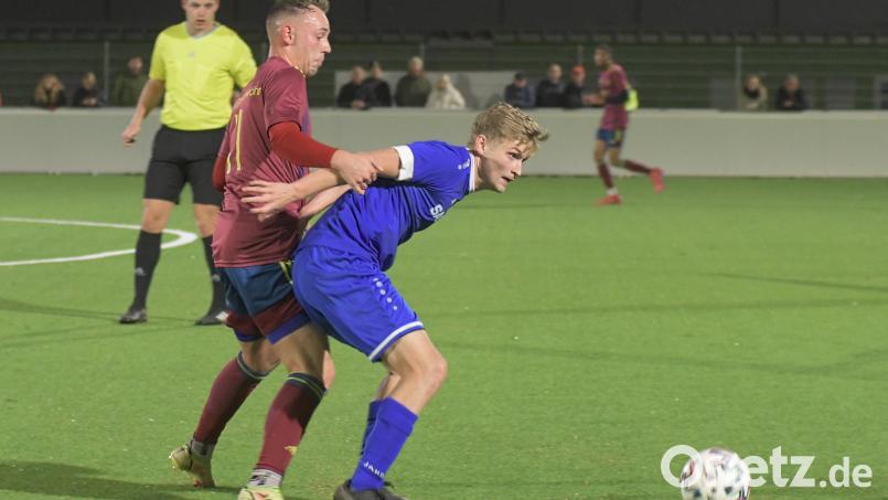 Mit dem zweifachen Torschützen Johannes Rodler hatte die Grafenwöhrer Hintermannschaft, hier Alexander Dobmann, alle Hände voll zu tun. Bild: otr