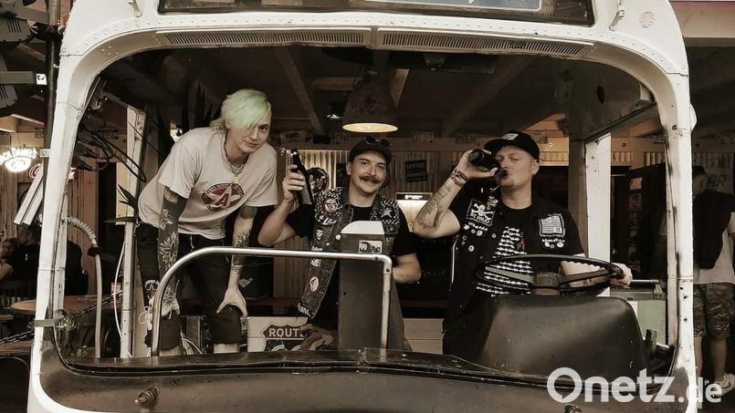 Seit 15 Jahren sind die Punker von AKD in halb Europa unterwegs. Lukas Fromm (von links), Michael Frank und Jacob Fromm feiern ihr 15-jähriges Bestehen am Samstag, 29. Oktober, mit einem neuen Album im Amberger Trio. Bild: Lisa Fromm/exb