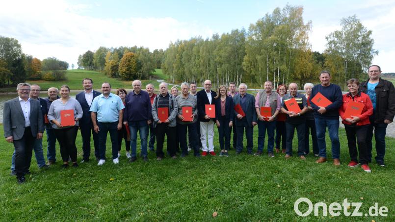 SPD-Ortsvereinsvorsitzender Georg Zierer jun. (vorne, Dritter von links), MdB Uli Grötsch (hinten, Dritter von links), Bürgermeister Reiner Gäbl (links) und SPD-Kreisvorsitzende Nicole Bäumler (Mitte) ehren die langjährigen Mitglieder. Bild: bey
