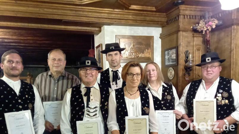Die Haflingerzüchter und Pferdefreunde ehren langjährige Mitglieder (von links): Patrick Bauer, Willi Striegl, Georg Bauer, der kommissarische Vorsitzende Robert Zimmermann, Sabine Gruber, Monika Lang und Wolfgang Hägler. Bild: ads