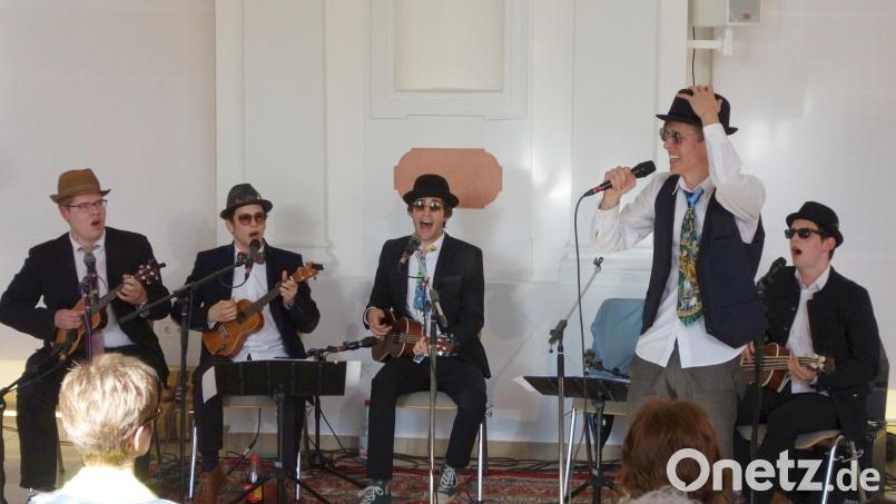 Dass Konzerte des Waldsassener Kammermusikkreises mitunter auch unterhaltsam und beschwingt sein können, zeigte sich beim Auftritt des Ukulelen-Orchesters in der Aula des Klosters. Archivbild: Johannes Röttges/exb