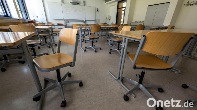 Stühle stehen in einem leeren Klassenzimmer. In der Oberpfalz fehlen mindestens 510 Lehrer - über alle Schularten verteilt. Bild: Peter Kneffel/dpa
