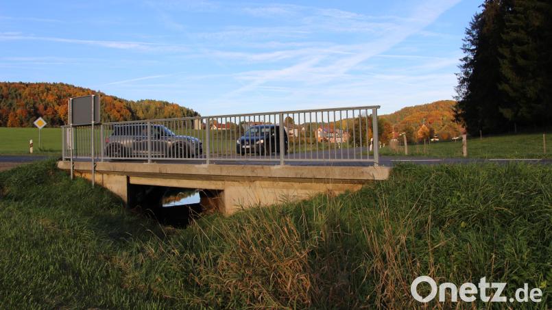 Seit Jahren rollt der Schwerlastverkehr auf größeren Umwegen, weil die sanierungsbedürftige Reinbach-Brücke westlich von Kirchenreinbach auf 30 Tonnen beschränkt ist. Bild: ds