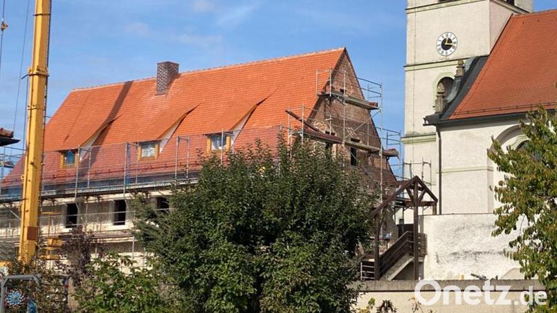 Die Sanierungsmaßnahmen am Kooperatorenhaus in Beidl sind schon weit fortgeschritten. Mitte 2023 soll das Projekt abgeschlossen sein. Bild: Freunde Kooperatorenhaus Beidl/exb