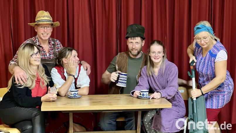 Die Kemnather Kirwaleit studieren das Theaterstück &quot;Amor hat verschlafen&quot; ein Bild: kkl