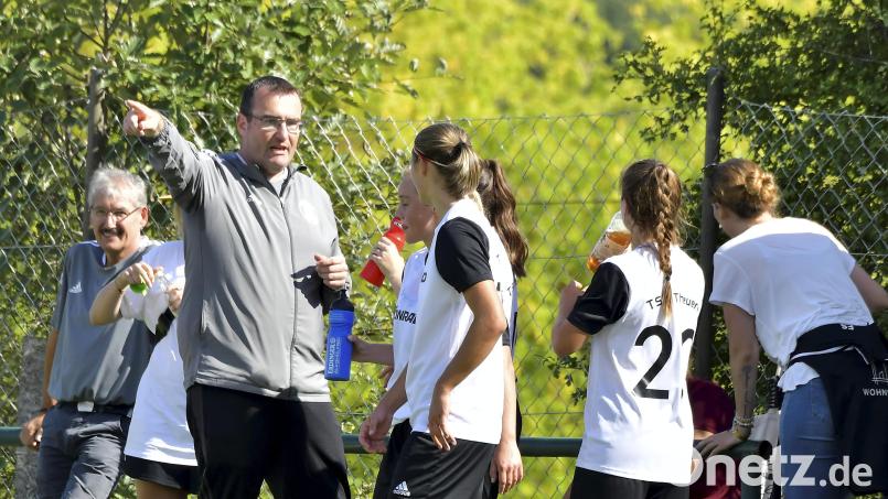 Theuerns Trainer Bernhard Müller (links) hat im Heimspiel gegen Frensdorf personell wieder mehr Alternativen. Archivbild: Hubert Ziegler