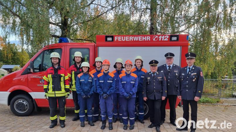 Kommandant Christoph Dumler (von links) sowie Vorsitzender und Jugendwart Johannes Reindl gratulierten Sabrina Murr, Felix Kastner, Jonas Dumler, Fabian Dumler, Sophia Schultes und Nina Dumler. Kreisbrandinspektor Otto Braunreuther, Kreisjugendwart Wolfgang Bauer und Kreisbrandmeister Alois Schindler hatten die Prüfung abgenommen. Bild: cvl