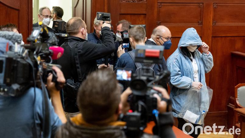 Eine angeklagte junge Frau (rechts) trifft zum Prozessbeginn im Sitzungssaal im Landgericht ein. Bild: Daniel Karmann/dpa