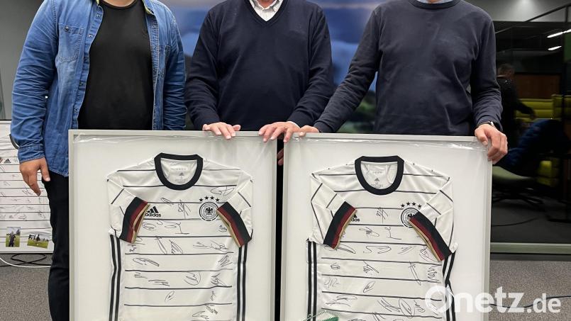 Seit 20 Jahren sind Rainer Fachtan und Gerhard Nothhaft (von rechts) für die DFB-Talentförderung unterwegs. DFB-Stützpunktkoordinator Johannes Edererer (links) gratulierte zur Auszeichnung. Bild: DFB