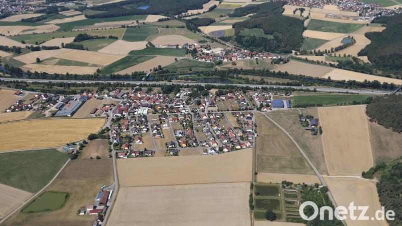 Gleich mehrere geplante Maßnahmen im Schwarzacher Ortsteil Wölsendorf (Bild) waren Thema im Gemeinderat, darunter der Hochwasserschutz und eine Bauvoranfrage. Luftbild: akp