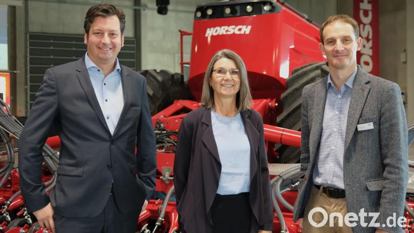 Gastgeberin Cornelia Horsch (Mitte) hieß zum zweiten Oberpfälzer Bildungsforum die Referenten Hartwin Maas (links) und Markus Ringer (rechts) auf dem Sitzenhof willkommen. Bild: Hirsch