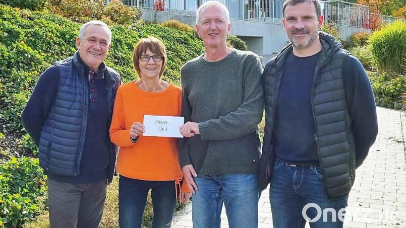 Christian Meiler (rechts), Thomas Fritsch (Zweiter von rechts) und Kurt Seggewiß (links) freuen sich über die 500-Euro-Spende von Organisationsmitglied und stellvertretender Landrätin Margit Kirzinger. Bild: lst/exb