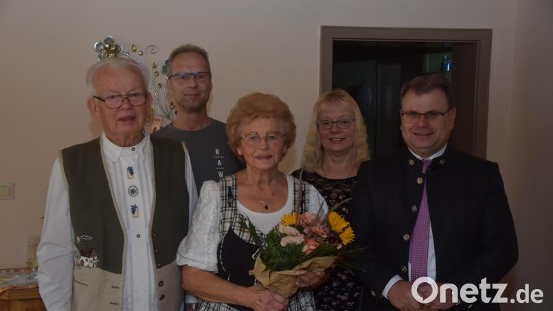 Bürgermeister Karlheinz Budnik (rechts) gratuliert Erika und Werner Scholz (von links) zur Diamantenen Hochzeit. Bild: fz
