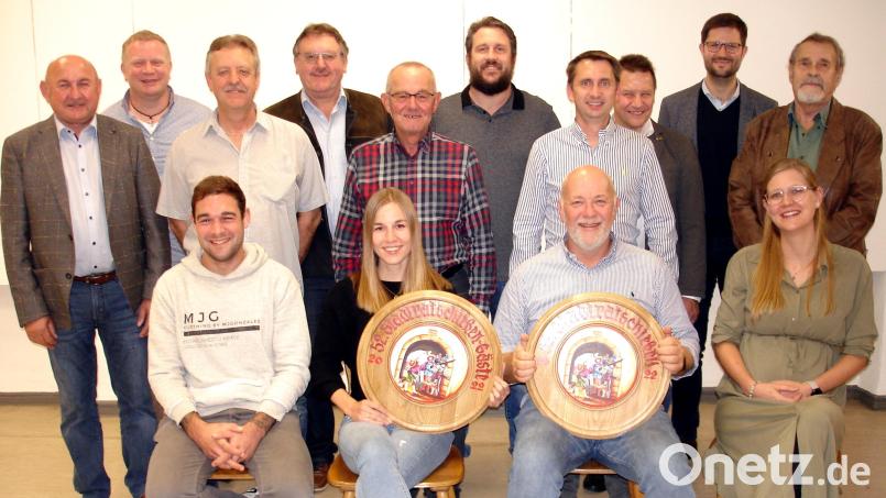 Die Gewinner der Scheiben (sitzend, von links): Johannes Mayerhofer 	(Ehrengabe), Helene Weih (Gästescheibe), 
Peter Lehner (Stadtratsscheibe) und Lisa Dotzler (Sachpreise). In der hinteren Reihe die Bestplatzierten zusammen mit den Ehrengästen (stehend, von links): Hahnbachs Zweiter Bürgermeister Georg Götz, Vorstandsmitglied der VR Bank Amberg-Sulzbach , Arnold Fenk, Bürgermeister Hans-Martin Schertl, Norbert Bösl, Tobias Meidinger, Manuel Plößner, Vorstandsmitglied Martin Sachsenhauser von der VR Bank Amberg-Sulzbach, Erich Übler, Notar Johannes Attenberger und Schützenmeister Georg Schmer. Bild: Georg Schmer