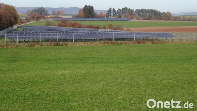 Die für die Errichtung von PV-Anlagen notwendigen Flächen sollen mittels eines 200 Meter breiten Korridors entlang der beiden Bahnstrecken Kirchenlaibach–Weiden und Richtung Marktredwitz erweitert werden. Bild: ak