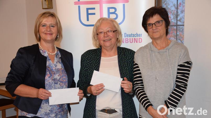 Die Sprecherin des Frauenbundes Ensdorf, Monika Auer (rechts), überreicht an SkF-Vorsitzende Marianne Gutwein (Mitte) und an Diözesanvorsitzende Martha Bauer (links) für den Fonds &quot;Frauen helfen Frauen in Not&quot; Spenden. Bild: bö