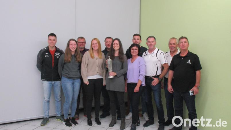 Die Gewinner des Weiherner Bürger- und Pokalschießens der Eichelbachschützen Weihern-Stein sind (von links) Stefan Gradl, Theresa Kirchberger, Bernhard Lang, Michaela Reitinger, Christian Schmid, Pokalgewinnerin Christina Jung, Ingrid Gradl, Bernd Zimmermann, Schießleiter Günther Gradl, Schützenmeister Reinhard Reis sen. und Hans Schlosser. Bild: Ingeborg Schlosser/exb