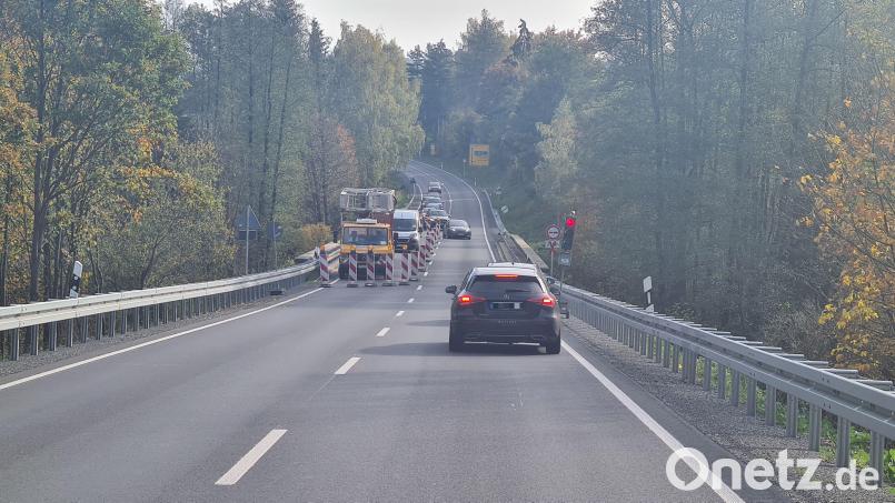 Auf der B 22 am Steinbacher Berg bei Erbendorf wird bis Mitte November die Steinbachbrücke saniert. Dort hatten sich Steine gelöst. Der Verkehr kann nur einspurig fließen und wird mit Ampeln geregelt. Bild: rw