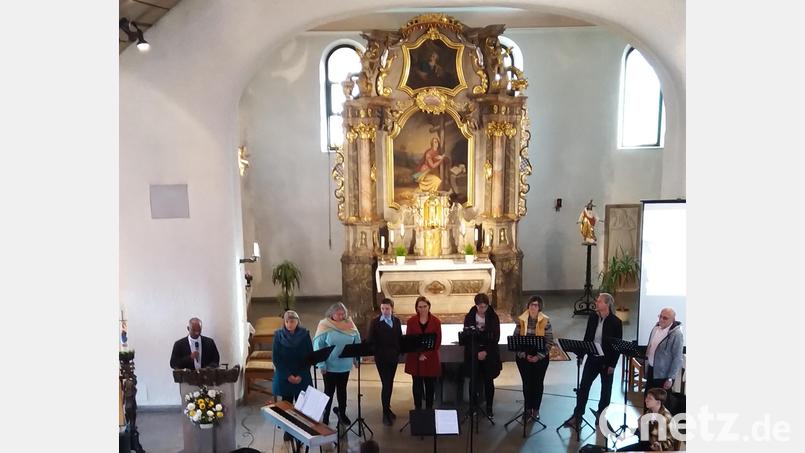 Dem Schwarzenfelder Chor "conTakt" gelang es schnell die Besucher zum Mitsingen zu animieren. Bild: Sigrid Bogner/exb