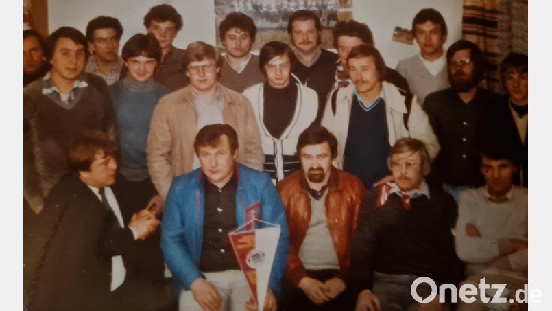 Zahlreiche FC-Bayern-Fans gründeten vor über vier Jahrzehnten den FC-Bayern-Fanclub Neusorg. Vorne (Zweiter von links) mit der Standarte ist der aktuelle Vorsitzende Johann Steinkohl zu sehen. Archivbild: öt