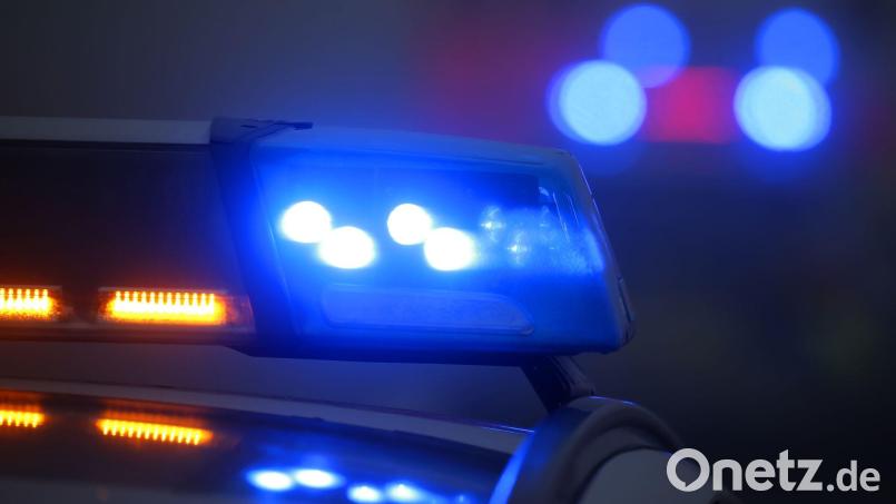 Ein Polizeiauto mit eingeschaltetem Blaulicht steht an einer Unfallstelle. Bild: Karl-Josef Hildenbrand/dpa