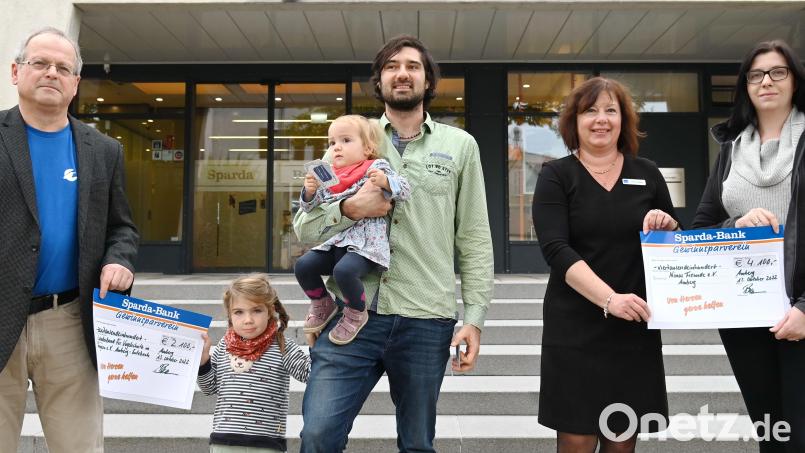 Bei der Spendenübergabe aus dem Überschuss des Sparda-Bank-Gewinnsparens (von links): Michael Scharl, Christopher Trepesch, Filialleiterin Sabine Seberak und Jennifer Reithmaier. Bild: gf