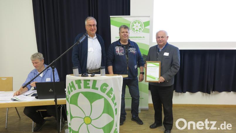 Werner Bergmann (rechts) freute sich über die Ehrenurkunde und die goldene Ehrennadel, die ihm Rainer Schreier und Rüdiger Taubald (von links) überreichten. Links sitzt Geschäftsführer Stefan Lorke. Bild: jzk