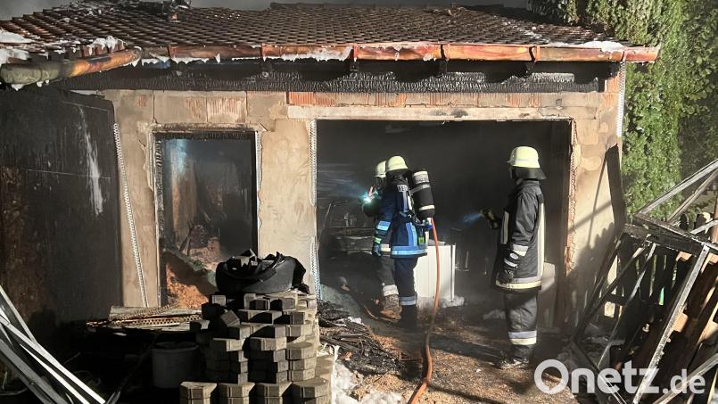 Eine Garage brannte am Samstag in Stulln. Den Einsatzkräften gelang es, ein Übergreifen des Feuers auf das Wohnhaus zu verhindern. Nun ist klar: Ursache des Feuers war Brandstiftung. Bild: Feuerwehr Stulln/exb
