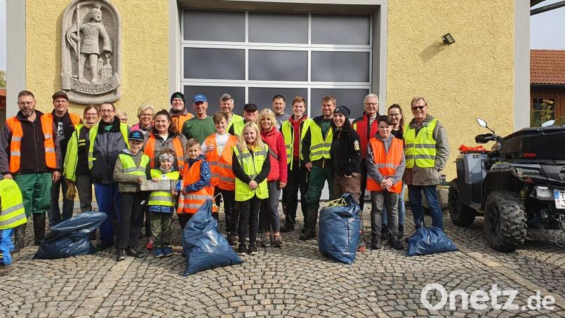 Die fleißigen Wildenauer Bewohner organisierten unter der Leitung ihrer drei Markträte eine &quot;Rama-Dama-Aktion&quot;, bei der es erfreulich wenig Abfall zu sammeln gab. Bild: Extern (Vorsitzender Dorfgemeinschaft Marcus Fritsch)