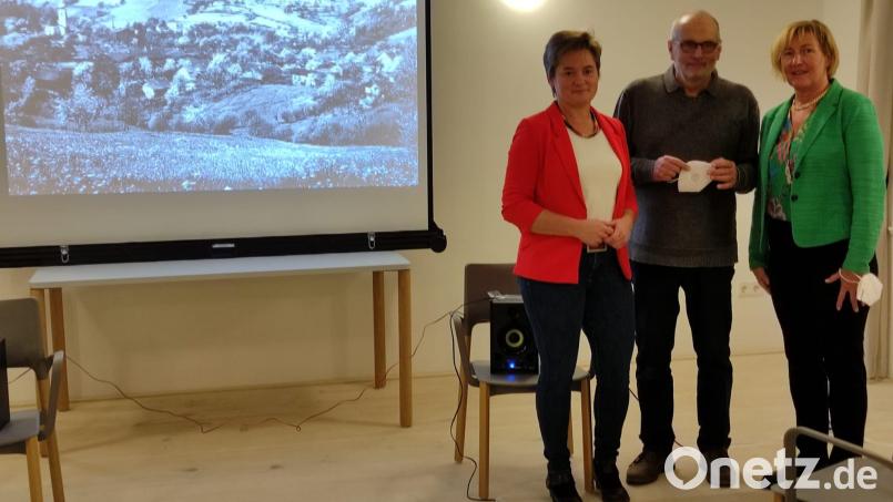 Bürgermeisterin Sonja Meier (links) und Anne Gierlach bedankten sich bei Berndt Fischer, der in seiner Multivisionsschau &quot;Spurensuche auf dem Grünen Dach&quot; Interessante Einblicke gab in das Grenzgebiet von Tschechien, Bayern und Österreich Bild: wel