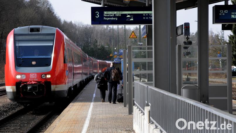 Am Bahnhof Neukirchen bei Sulzbach-Rosenberg werden die Züge nach Regensburg und Neustadt geteilt. Bisher werden beide Strecken mit Dieselzügen bedient. Künftig soll die Strecke von Nürnberg nach Schwandorf und weiter nach Regensburg elektrifiziert werden. Archivbild: Stephan Huber