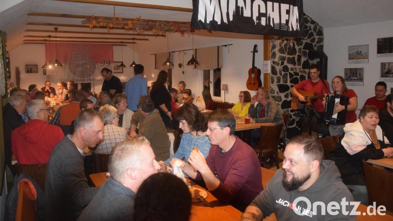 Stimmung gut und Spendenbereitschaft noch besser bei den "Guten Freunden". Über tausend Euro für die kleine Hanna. Bild: fz