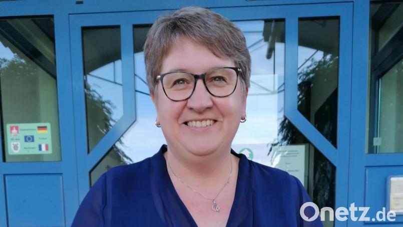 Die neue Beschilderung des Dieterskirchener Obstlehrpfads soll die Einrichtung für Kinder interessanter machen. Bürgermeisterin Anita Forster setzt dabei auf &quot;Biggi Birne&quot;. Bild: Forster