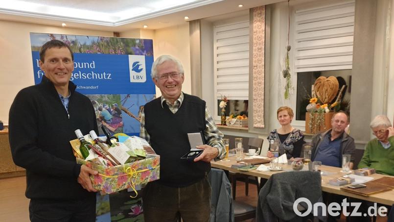 Eine Geburtstagsüberraschung überreichte Kreisgruppenvorsitzender Zeno Bäumler (links) seinem Vorgänger Werner Schuler (rechts). Der Ehrenvorsitzende der Kreisgruppe präsentiert die ihm kürzlich verliehene Bayerische Umweltmedaille. Bild: Susanne Götte/exb