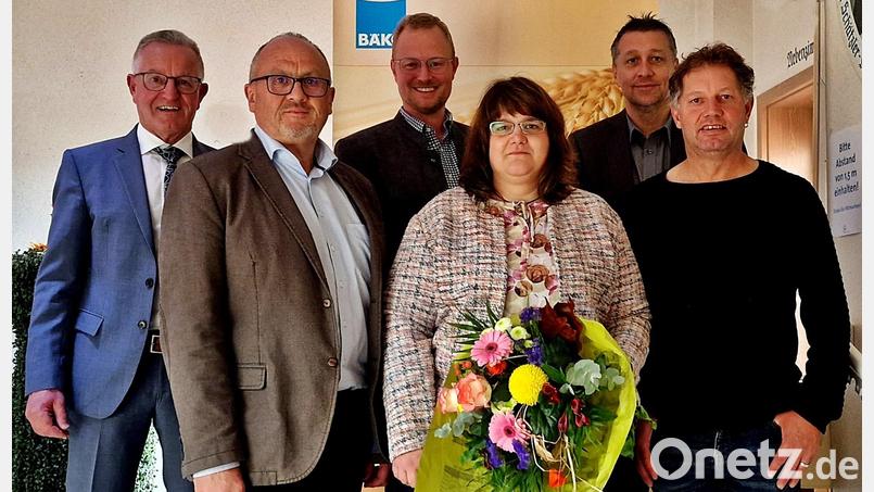 Diese treuen Mitarbeiter und Vertreter der Mitgliedsbetriebe ehrt Bäko-Chef Walter Beer (links). Bild: R. Kreuzer