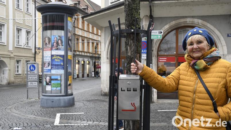 Karin Meixner-Nentwig bekam 2021 gemeinsam mit dem ADFC für ihre Kippen--Aktion den Umweltpreis der Stadt Amberg verliehen. Jetzt wird ein Preisträger für 2023 gesucht. Bild: Petra Hartl