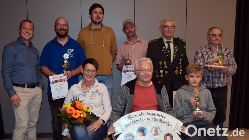 Nach der Siegerehrung: (von links) Bürgermeister Jörk Kaduk, Stefan Vogl, Matthias Mutzbauer, Thomas Schneider, Schützenmeister Franz Grötsch, Hartmut Schreiber, (sitzend, von links) Irmgard Kraus, Manfred Maier und Nico Stöhr. Bild: wku