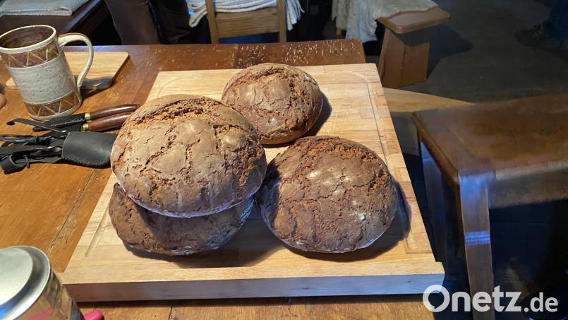 Das erste frisch gebackene Brot kam duftend und knusprig aus dem Holzbackofen und lag in der Stube der alten Mühle zum Verzehr bereit. Bild: wec