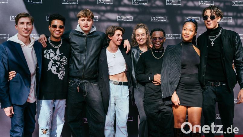 Regisseur Pascal Schröder (von links) mit den Darstellern von &quot;The Social Experiment&quot; Esmael Agostino, Elmo Anton Stratz, Gustav Strunz, Autorin und Darstellerin Raffaela Kraus, Thapelo Mashiane, Emilia Djalili und Marven-Gabriel Suarez-Brinkert. Bild: Niklas Marc Heineke/exb