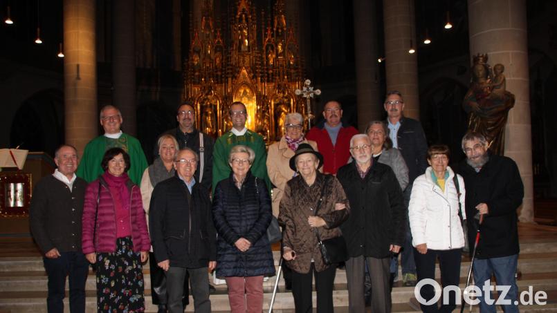Mit sieben Jubelpaaren feierte Stadtpfarrer von St. Martin Thomas Helm (hinten, Dritter von links) und Diakon Richard Sellmeyer (hinten, link) eine rührende Dankmesse in der Basilika St. Martin. Bild: ads