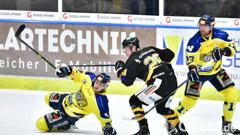 Shawn Campbell (Mitte) setzt sich hier gegen zwei Waldkraiburger durch. Bild: SignaLight-AP