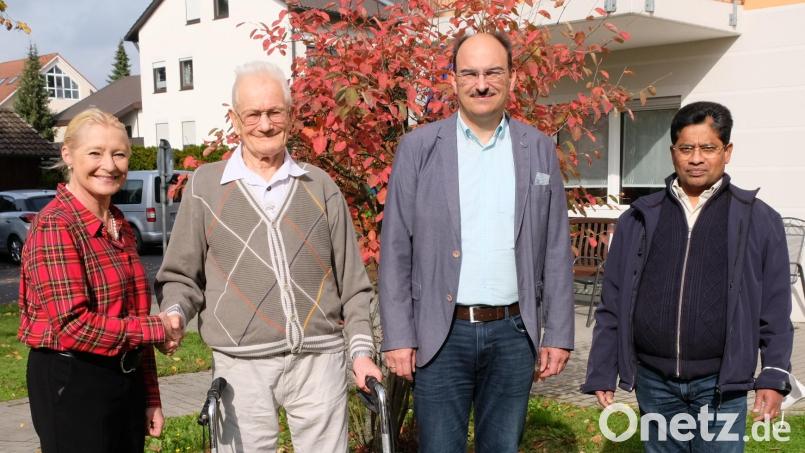 Dem Jubilar Helmut Zankl gratulierten Zweite Bürgermeisterin Gabi Wittleben (links) und Heimleiter Stefan Leitner sowie Pfarrvikar Sabu Sebastian Valiaprambil.(rechts) Bild: mab