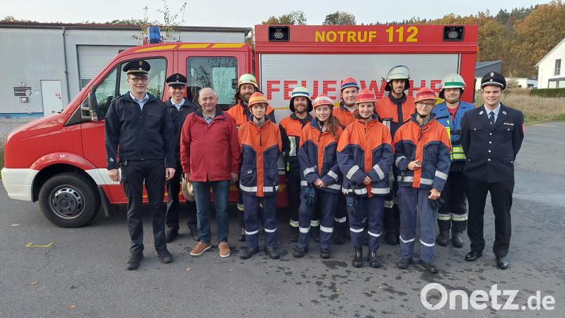 Eine Gruppe der Feuerwehr Lintach absolviert mit Erfolg eine Leistungsprüfung (von links): Kreisbrandinspektor Armin Daubenmerkl, Kreisbrandmeister Dominik Ernst, Zweiter Bürgermeister Franz Weiß, die achtköpfige Prüfungsmannschaft, Erster Kommandant Benjamin Weiß und Zweiter Kommandant Dennis Schubert. Bild: Michael Weiß